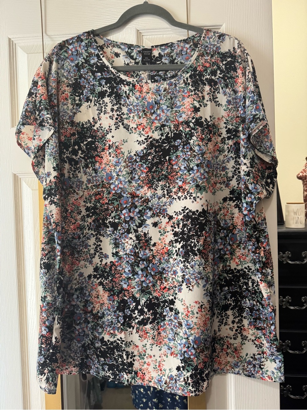 NWOT Emery Rose Floral Short-Sleeve Blouse in White/Black/Blue
